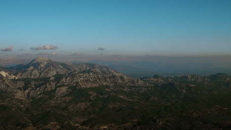 Vista-Aérea-De-Un-Paisaje-De-Montaña