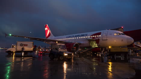 Timelapse-De-La-Carga-De-Equipaje-En-El-Aeropuerto-De-Sheremetyevo-Del-Avión-De-Czech-Airlines