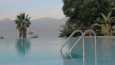 Resortszene-Mit-Swimmingpool-Mit-Blick-Auf-Meer-Und-Berge
