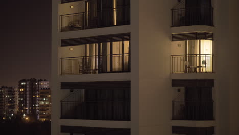 Nachtansicht-Einer-Hotelfassade