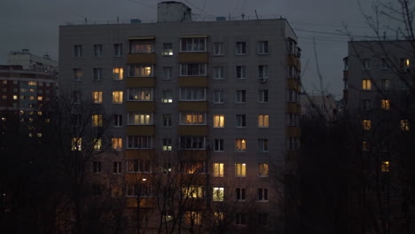 Vista-Nocturna-Del-Bloque-De-Apartamentos-En-La-Ciudad.