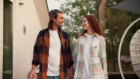 Una-Chica-Pelirroja-Con-Su-Novio-Moreno-De-Pelo-Largo-Con-Una-Camisa-A-Cuadros-Blanca-Caminan-Descansando-En-La-Casa-De-Campo.