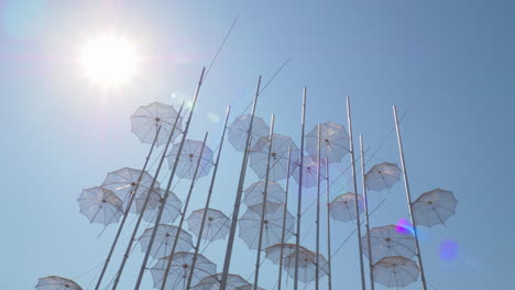 Installation-Von-Sonnenschirmen-Vor-Blauem-Himmel-Und-Strahlender-Sonne-In-Thessaloniki,-Griechenland