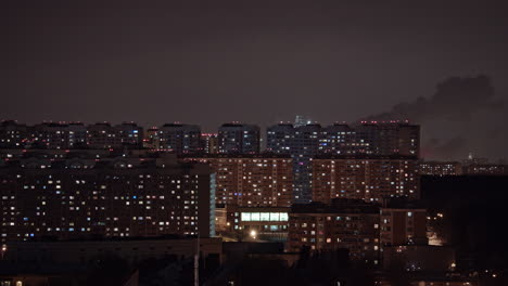 Zeitraffer-Von-Fensterlichtern-Und-Pfeifen-In-Der-Stadt-Bei-Nacht-Moskau-Russland