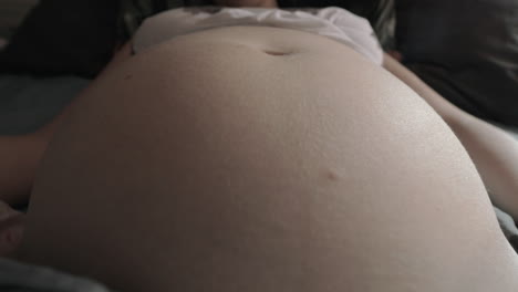 Der-Bauch-Einer-Schwangeren-Frau-Und-Ihr-Baby-Bewegen-Sich-Nach-Innen