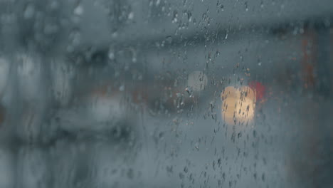 Mirando-Por-La-Ventana-Con-Gotas-De-Lluvia