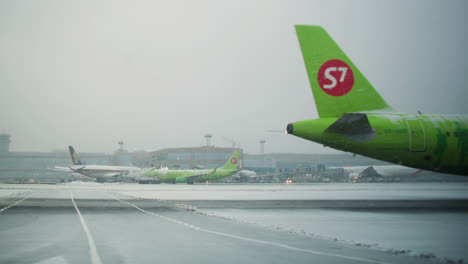 Zeitraffer-Des-Flugzeugverkehrs-Und-Der-Enteisung-Am-Flughafen-Domodedovo-Im-Winterlichen-Moskau