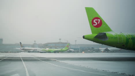 Timelapse-Del-Tráfico-De-Aviones-Y-Deshielo-En-El-Aeropuerto-De-Domodedovo-En-Moscú-En-Invierno.