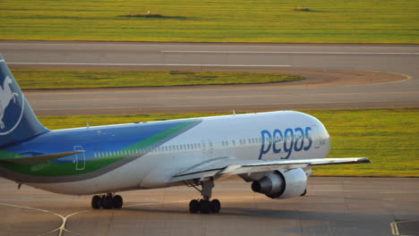 Pegas-Flugzeug-Fährt-Zur-Start--Und-Landebahn-Des-Moskauer-Flughafens-Scheremetjewo