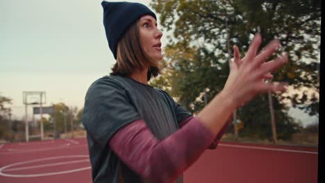 Una-Niña-Recibe-Una-Pelota-De-Baloncesto,-La-Atrapa-Y-La-Lanza-Al-Aro-De-Baloncesto.