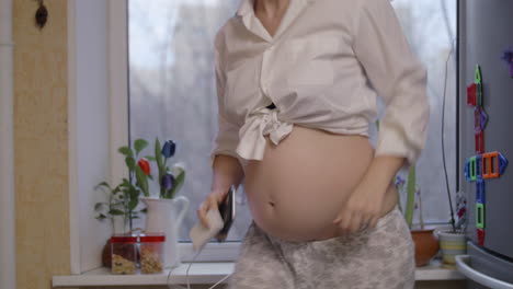 Fröhliche-Schwangere-Frau-Tanzt-Zu-Hause