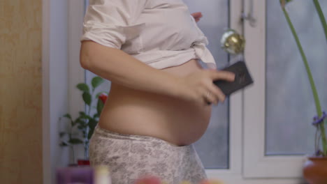 Mujer-Embarazada-Siendo-Feliz-Y-Bailando-Con-Música-De-Teléfono-Celular-En-Casa