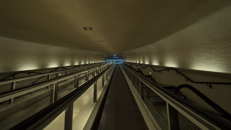 Zeitraffer-Der-Durchfahrt-Des-Tunnels-Mit-Einem-Fahrsteig-Am-Flughafen