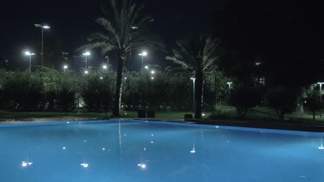 Nachtansicht-Des-Swimmingpools-Im-Resort