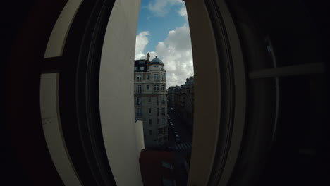 Timelapse-Del-Tráfico-En-Las-Nubes-De-La-Calle-Parisina-Navegando-En-El-Cielo