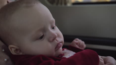 Linda-Niña-De-Seis-Meses-Viajando-Con-Mamá-En-Coche