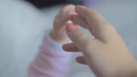Bebé-Diminutos-Dedos-Sosteniendo-La-Mano-De-La-Madre