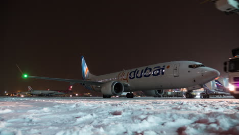 Timelapse-Del-Deshielo-Del-Avión-Flydubai-En-La-Noche-De-Invierno-En-El-Aeropuerto-De-Sheremetyevo