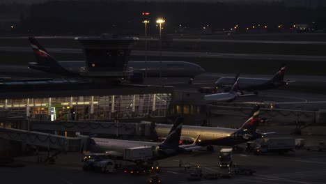 Vista-Nocturna-Del-Aeropuerto-De-Sheremetyevo-Con-Aviones-De-Aeroflot.
