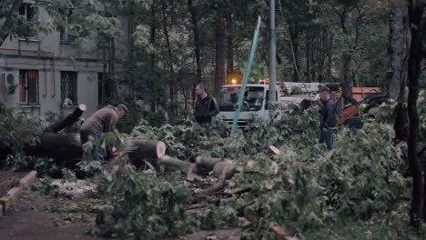 Los-Trabajadores-De-La-Ciudad-Se-Esfuerzan-Por-Hacer-Frente-A-Las-Consecuencias-De-La-Tormenta-Moscú-Rusia