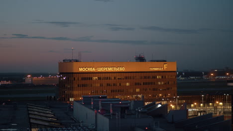 Terminal-F-Del-Aeropuerto-Internacional-Sheremetyevo-En-Moscú-De-Noche