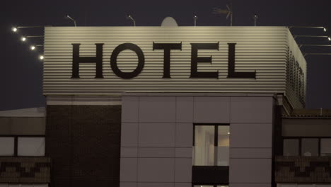 Vista-Nocturna-De-La-Pancarta-Del-Hotel-En-La-Calle