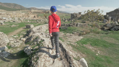 Kind-Entdeckt-Die-Antike-Stadt-Und-Spaziert-Durch-Die-Ruinen-Von-Pamukkale,-Türkei