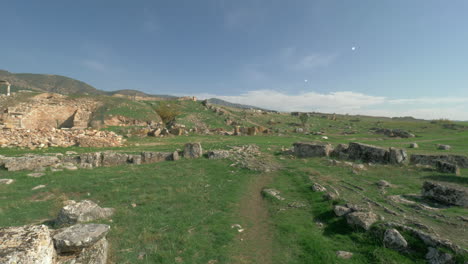Caminando-Y-Observando-Las-Ruinas-De-Hierápolis-En-Pamukkale-Turquía