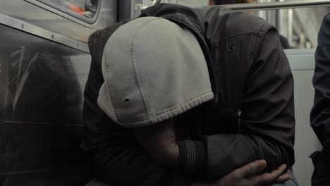 Obdachloser-Döst,-Während-Er-Mit-Der-U-Bahn-Fährt