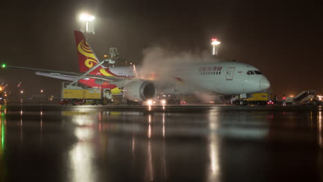 Zeitraffer-Der-Enteisung-Eines-Passagierflugzeugs-Bei-Nacht-Am-Moskauer-Flughafen-Scheremetjewo