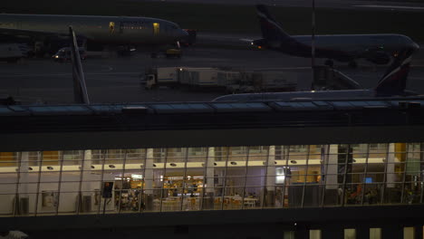 Terminal--Und-Flugzeugverkehr-Am-Flughafen-Scheremetjewo-Bei-Nacht