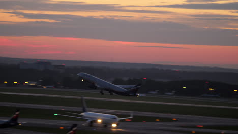 Avión-De-Aeroflot-Despegando-Al-Atardecer-En-El-Aeropuerto-Sheremetyevo-De-Moscú