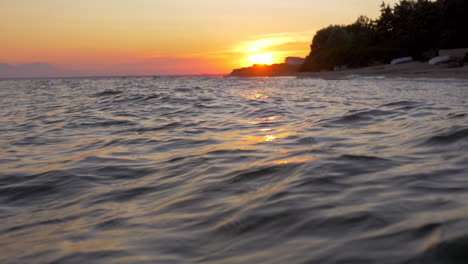 Wasserlandschaft-Mit-Welligem-Meer-Bei-Sonnenuntergang