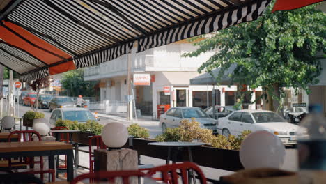 Blick-Auf-Die-Straße-Vom-Café-Im-Freien-Griechenland
