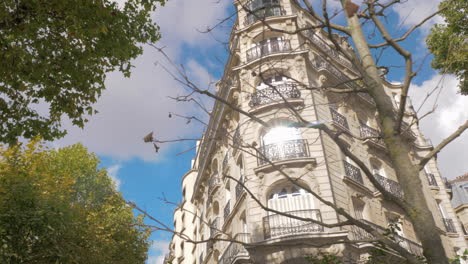Haus-Barocke-Fassade-Und-Herbstbäume-In-Paris,-Frankreich