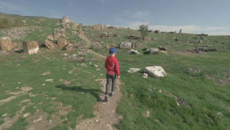 Niño-Caminando-Hacia-Las-Ruinas-Antiguas-En-Pamukkale-Turquía
