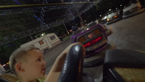 Los-Niños-Se-Divierten-En-La-Feria-Mientras-Conducen-Autos-Chocadores.