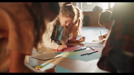 Eine-Gruppe-Von-Vorschulkindern-Malt-In-Einem-Sonnigen-Raum-In-Einem-Vorbereitungsclub-Für-Die-Schule-Mit-Bunten-Stiften-Auf-Bunten-Blättern-Papier.