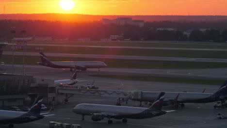 Aeropuerto-Sheremetyevo-Con-Aviones-De-Aeroflot-Al-Atardecer-Moscú