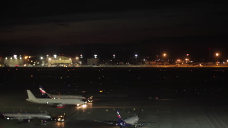 Timelapse-Del-Tráfico-De-Aviones-Y-Camiones-En-El-Aeropuerto-De-Sheremetyevo-En-Moscú-Por-La-Noche