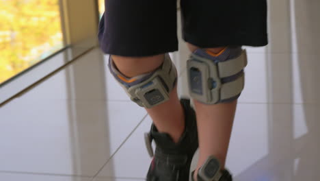 Kind-Trägt-Fußhebersystem-An-Beiden-Beinen