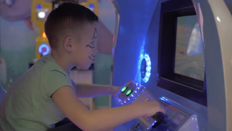 Ein-Junge-In-Einer-Fahrenden-Spielautomatenkabine