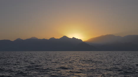 Meereslandschaft-Mit-Bergen-Und-Sonnenuntergang