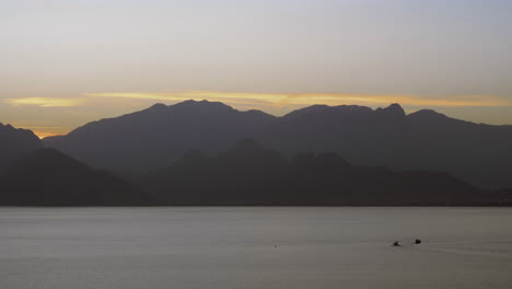 Montañas-Oscuras-Junto-Al-Mar-Por-La-Noche