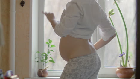 Mujer-Embarazada-Feliz-Bailando-Música-En-El-Móvil