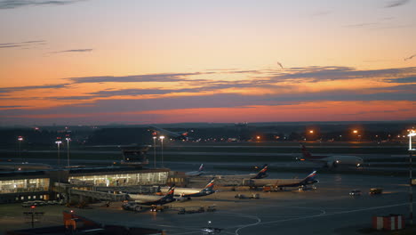 Terminal-D-Con-Embarque-De-Aviones-En-El-Aeropuerto-Sheremetyevo-De-Moscú-Vista-Nocturna