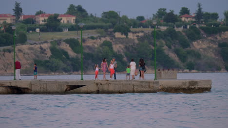 Menschen,-Die-Auf-Dem-Pier-Im-Meer-Griechenland-Spazieren-Gehen