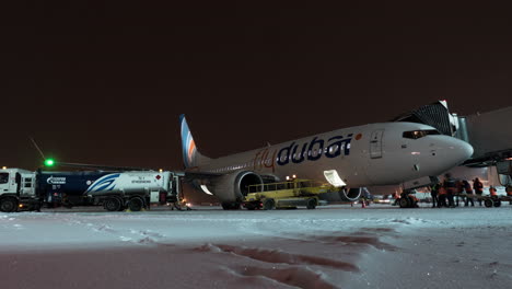 Avión-De-Flydubai-Preparándose-Para-Un-Vuelo-Nocturno-Desde-El-Aeropuerto-De-Sheremetyevo