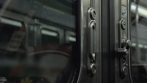 Blick-Auf-Den-Abfahrenden-U-Bahn-Zug-Von-Innen-Durch-Geschlossene-Türen