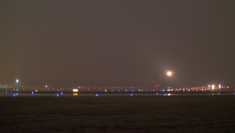 Avión-Landing-at-Night